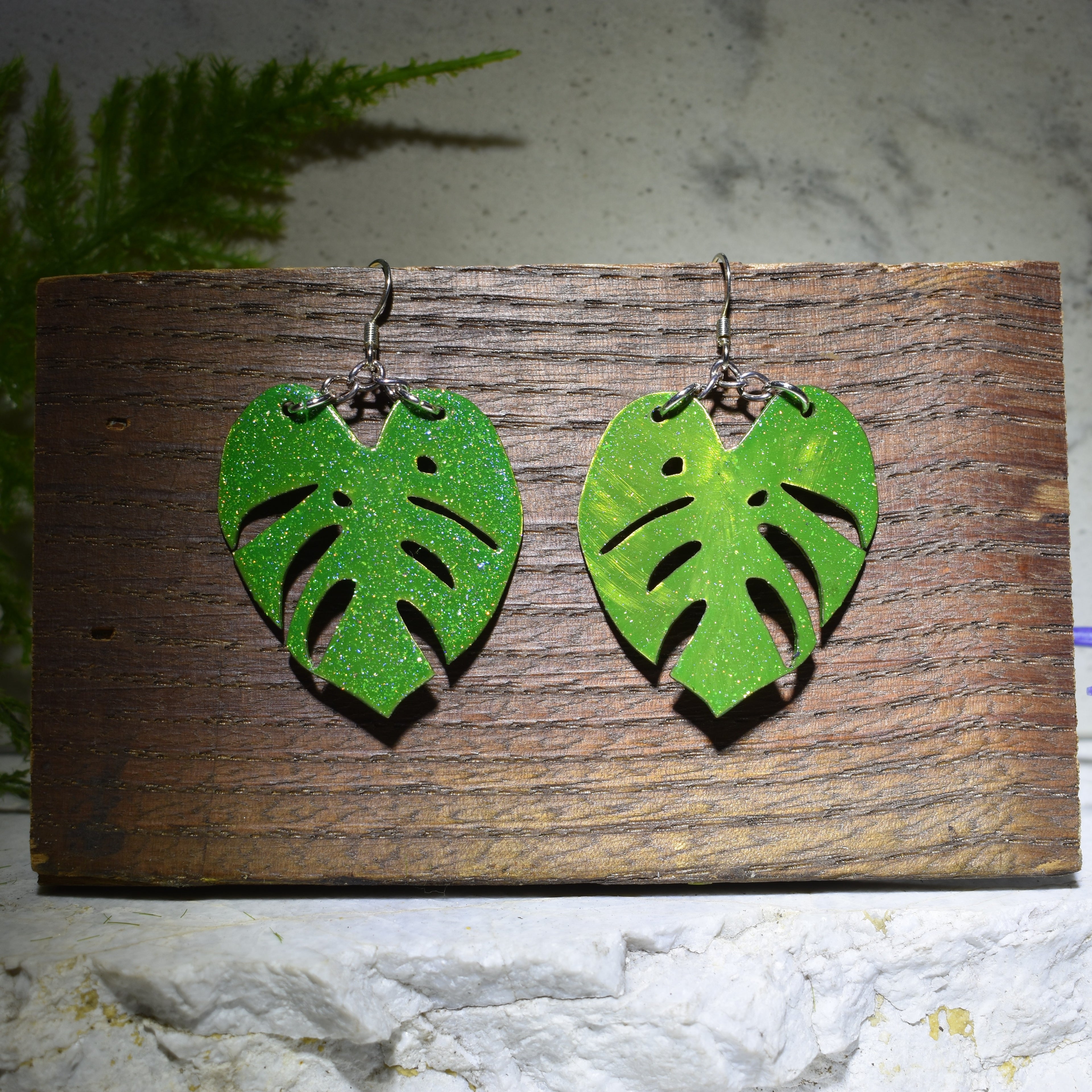 Monstera Earrings Sparkling Green