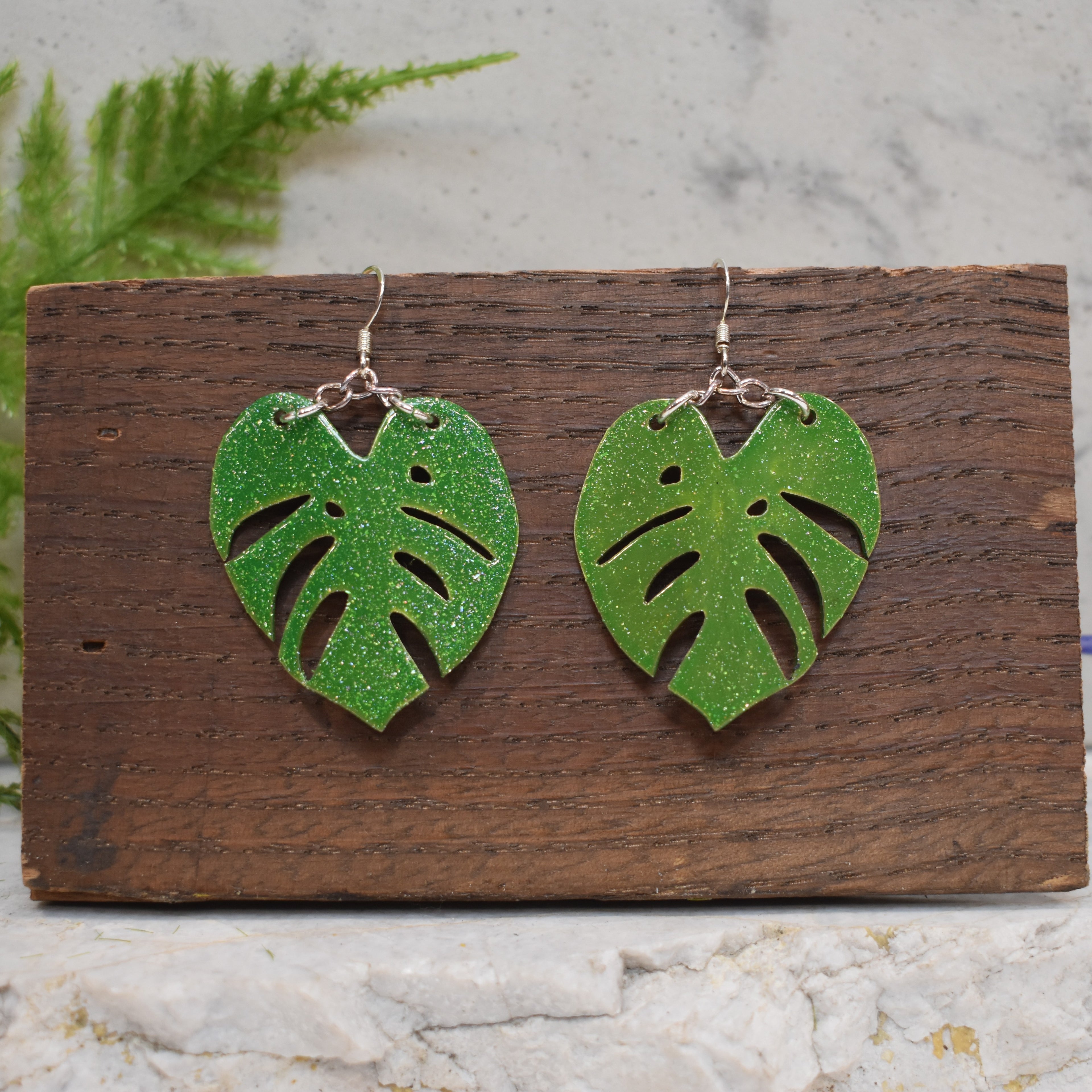 Monstera Earrings Sparkling Green